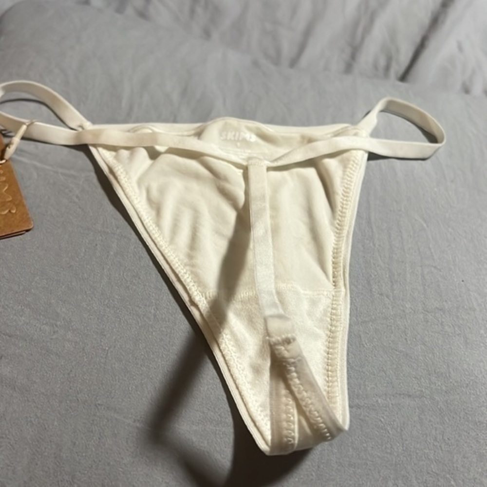 Skims Fits Everybody T-String Thong - Picture 8 of 12